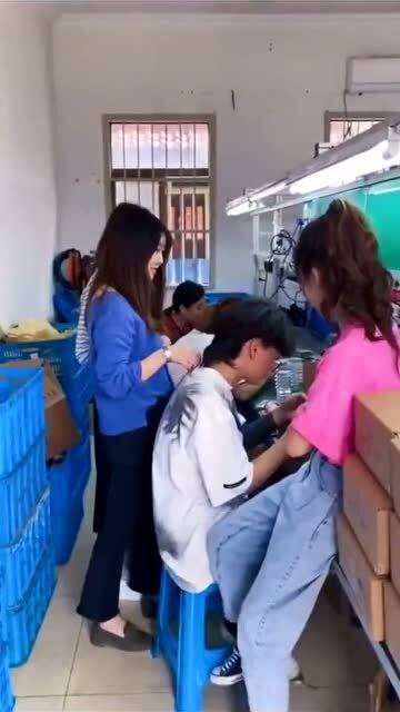 電子廠里的性別差異與課后看護(hù)服務(wù)的職業(yè)反思